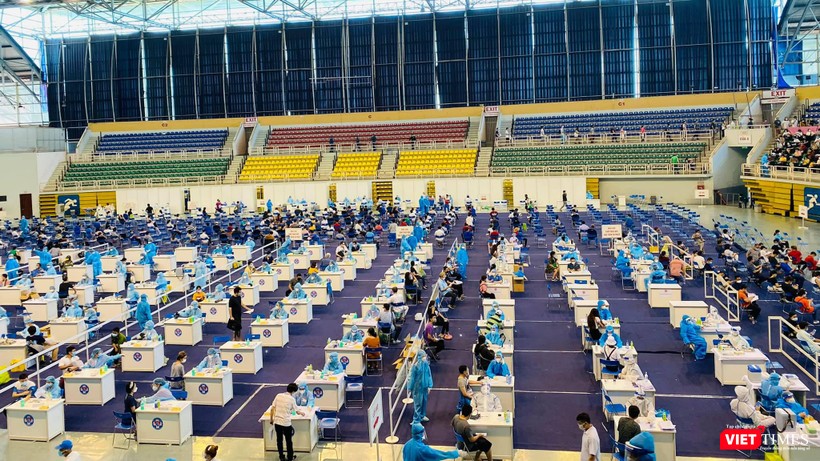 Phân luồng, giãn cách tiêm vaccine tại Nhà thi đấu Phú Thọ những ngày cuối chiến dịch - Ảnh: CTV Phân luồng, giãn cách tiêm vaccine tại Nhà thi đấu Phú Thọ những ngày cuối chiến dịch - Ảnh: CTV