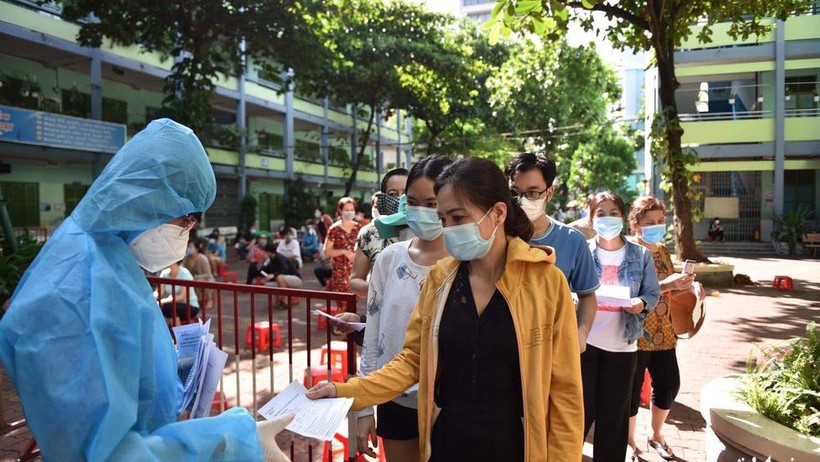 Lực lượng chức năng thu phiếu thông tin xét nghiệm COVID-19 tại Trường tiểu học Kỳ Đồng (quận 3, TP.HCM) - Ảnh: Ngọc Phượng Lực lượng chức năng thu phiếu thông tin xét nghiệm COVID-19 tại Trường tiểu học Kỳ Đồng (quận 3, TP.HCM) - Ảnh: Ngọc Phượng