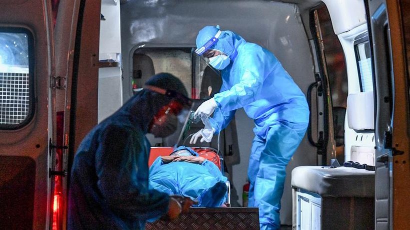 Một bệnh nhân chuyển nặng được đưa từ Bệnh viện Gò Vấp lên Bệnh viện Bệnh Nhiệt đới TP.HCM - Ảnh Duy Hiệu Một bệnh nhân chuyển nặng được đưa từ Bệnh viện Gò Vấp lên Bệnh viện Bệnh Nhiệt đới TP.HCM - Ảnh Duy Hiệu