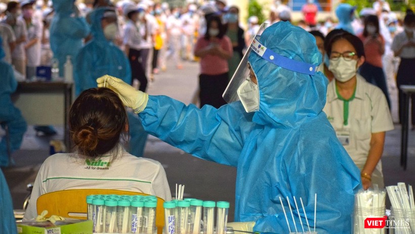 Lấy mẫu xét nghiệm cư dân các quận, huyện TP.HCM - Ảnh: HCDC Lấy mẫu xét nghiệm cư dân các quận, huyện TP.HCM - Ảnh: HCDC