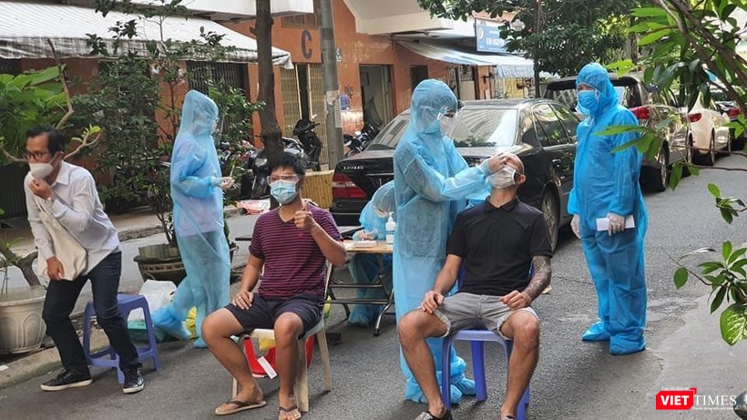 Công tác lấy mẫu xét nghiệm trong cộng đồng với sự phối hợp của nhiều lực lượng khác nhau