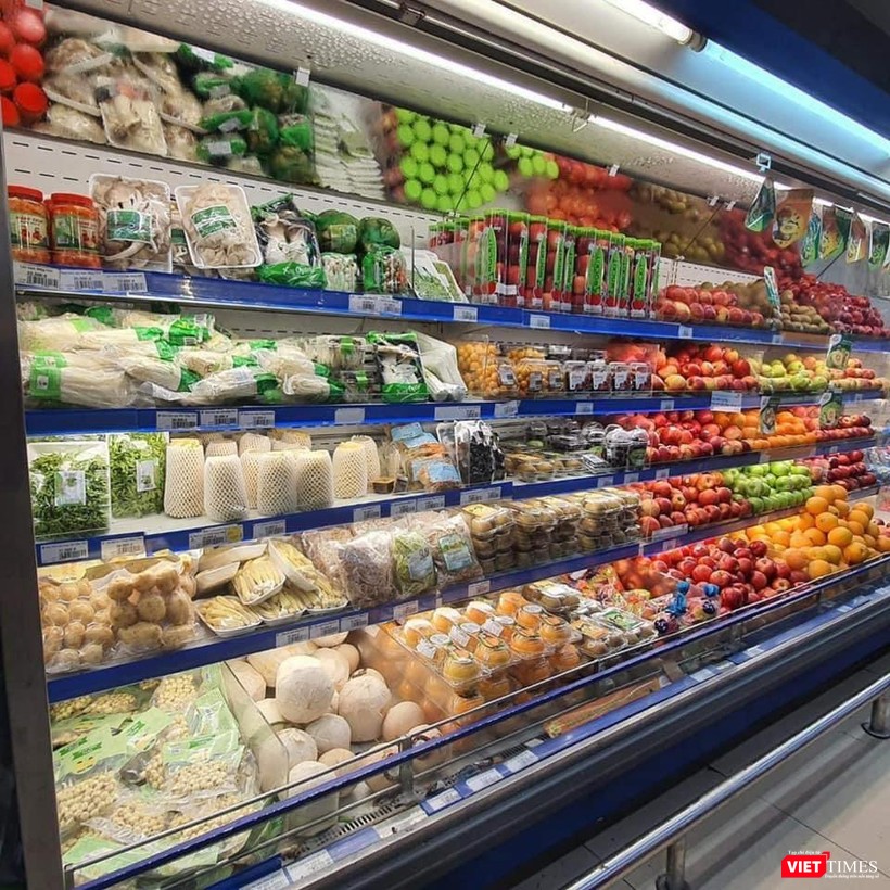 Quầy đông lạnh tại một siêu thị chất đầy hàng hoá nhưng vắng người dân tới mua