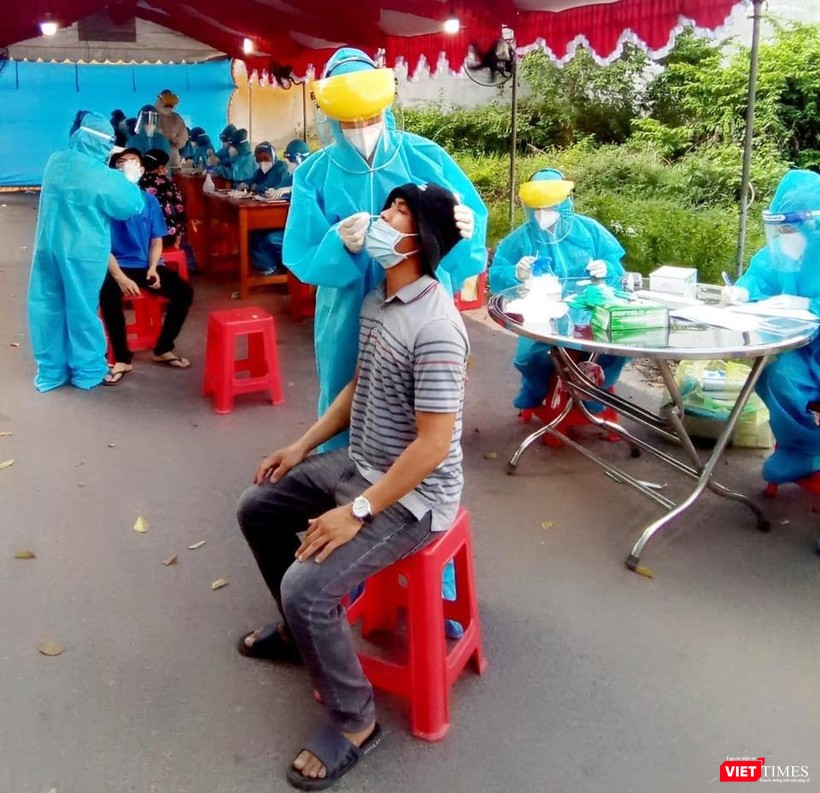 Tăng cường huy động người dân đến các điểm xét nghiệm sàng lọc COVID-19. Ảnh: BYT