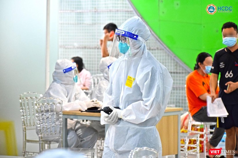 Trong lúc toàn bộ hệ thống y tế điều trị COVID-19 đều quá tải, việc hàng ngàn bệnh nhân được xuất viện là tin vui và nguồn động lực để các "chiến binh" áo trắng tiếp tục "chiến đấu" - Ảnh: HCDC