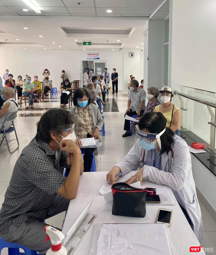 Cho đến thời gian dịch bệnh bùng phát mạnh như thế này, đối tượng đang được ưu tiên tiêm chủng COVID-19 trên địa bàn TP.HCM vẫn là người cao tuổi