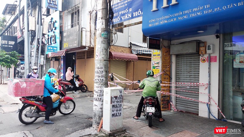 Shipper vận chuyển hàng thiết yếu tới khu phong toả, cách ly tại quận 10 (TP.HCM) - Ảnh: Hoà Bình