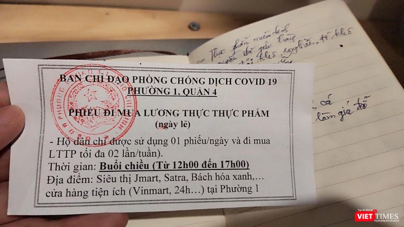 Phiếu mua hàng thiết yếu lương thực, thực phẩm, phường 1, quận 4. Ảnh: Hoà Bình Phiếu mua hàng thiết yếu lương thực, thực phẩm, phường 1, quận 4. Ảnh: Hoà Bình
