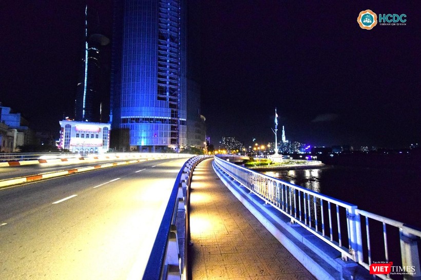 Cầu Khánh Hội 19h30 không còn một bóng người xe - Ảnh: HCDC Cầu Khánh Hội 19h30 không còn một bóng người xe - Ảnh: HCDC