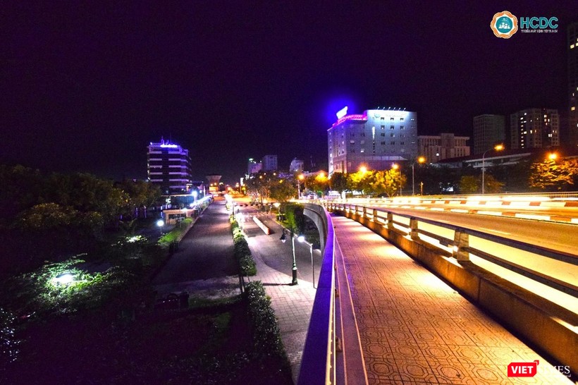 Đường Nguyễn Tất Thành, quận 4 không bóng người xe Đường Nguyễn Tất Thành, quận 4 không bóng người xe