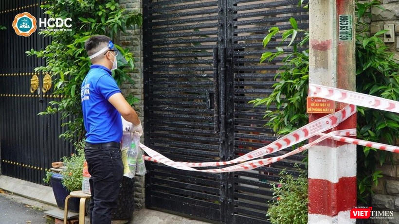 Tình nguyện viên trao tặng nhiều túi thuốc tới F0 cách ly tại nhà Tình nguyện viên trao tặng nhiều túi thuốc tới F0 cách ly tại nhà