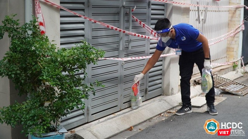 Trao tặng thuốc với nguyên tắc không tiếp xúc. Ảnh: HCDC Trao tặng thuốc với nguyên tắc không tiếp xúc. Ảnh: HCDC