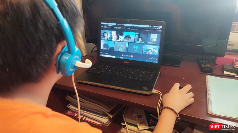 Học sinh TP.HCM bắt đầu học trực tyến từ ngày 1/9. Ảnh: Hoà Bình