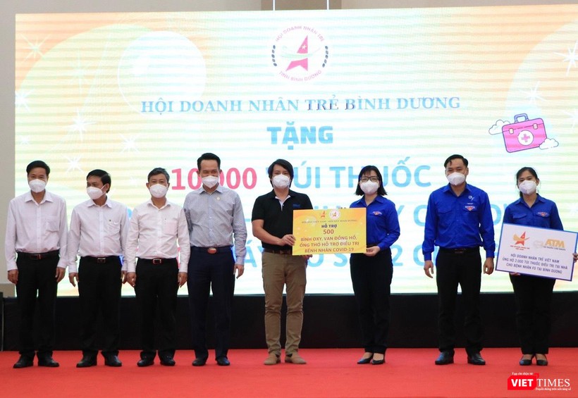 Hội Doanh nhân trẻ tặng 10.000 túi thuốc và vật tư y tế tới Bình Dương Hội Doanh nhân trẻ tặng 10.000 túi thuốc và vật tư y tế tới Bình Dương