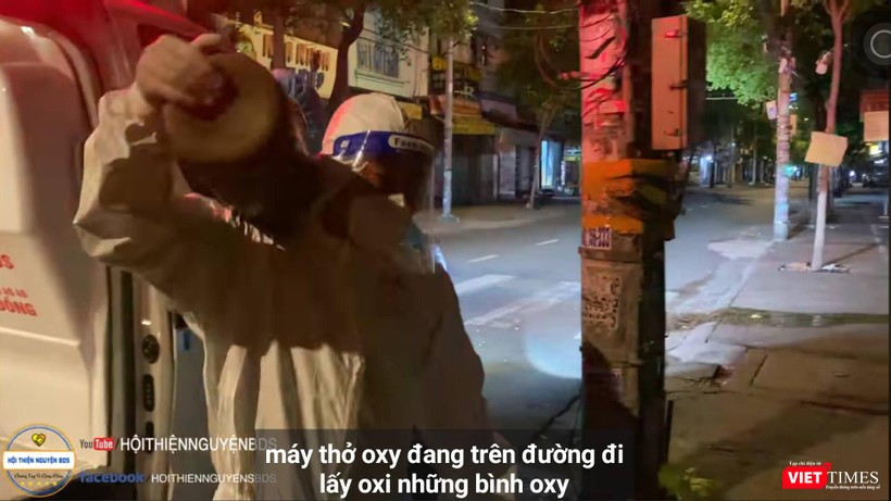 Luôn sẵn sàng vác bình ô xy trên vai lội bộ tới từng ngõ ngách, hẻm nhỏ Luôn sẵn sàng vác bình ô xy trên vai lội bộ tới từng ngõ ngách, hẻm nhỏ