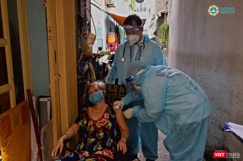 Các đội tiêm chủng lưu động đi tới tận nhà tiêm cho người cao tuổi