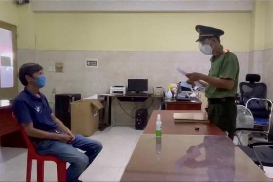 Công an quận Tân Phú tống đạt quyết định xử phạt vi phạm hành chính đối với ông Nguyễn Văn Lân. Ảnh: Công an cung cấp