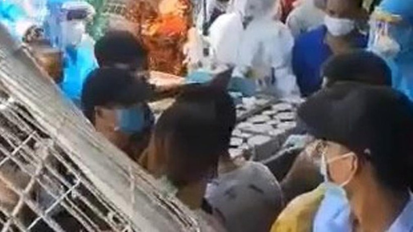 Quá đông F0 chen lấn xô đẩy giành thức ăn trên sân bệnh viện dã chiến Quá đông F0 chen lấn xô đẩy giành thức ăn trên sân bệnh viện dã chiến