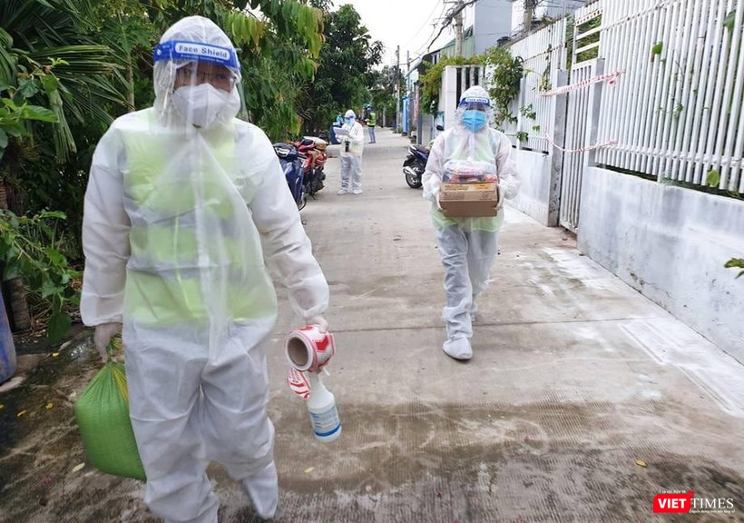 Mang nhu yếu phẩm đến cho người dân và các F0 cư trú trong khu phong toả ở TP.HCM Mang nhu yếu phẩm đến cho người dân và các F0 cư trú trong khu phong toả ở TP.HCM