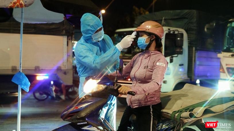 Các tình nguyện viên ngày đêm hỗ trợ chống dịch. Ảnh Thiện Khang