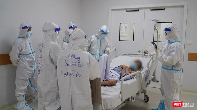 Điều trị bệnh nhân nặng và nguy kịch tại Bệnh viện Hồi sức Covid-19 tại TP. Thủ Đức (Ảnh- Bệnh viện cung cấp)