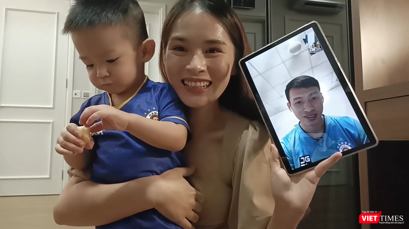 Hai mẹ con ở nhà chờ tin của bố Đỗ Hùng Dũng đang cách ly ở nơi tập luyện