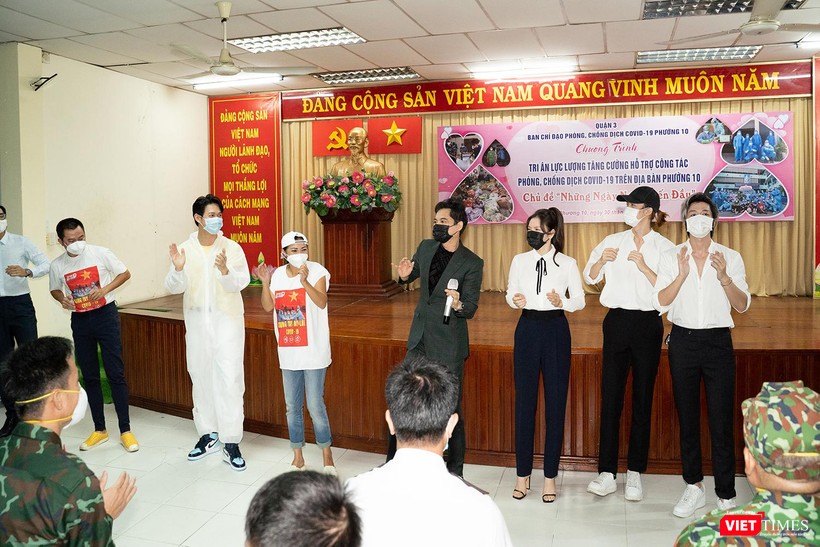 Các ca sĩ đã hát để tri ân lực lượng tuyến đầu chống dịch Các ca sĩ đã hát để tri ân lực lượng tuyến đầu chống dịch