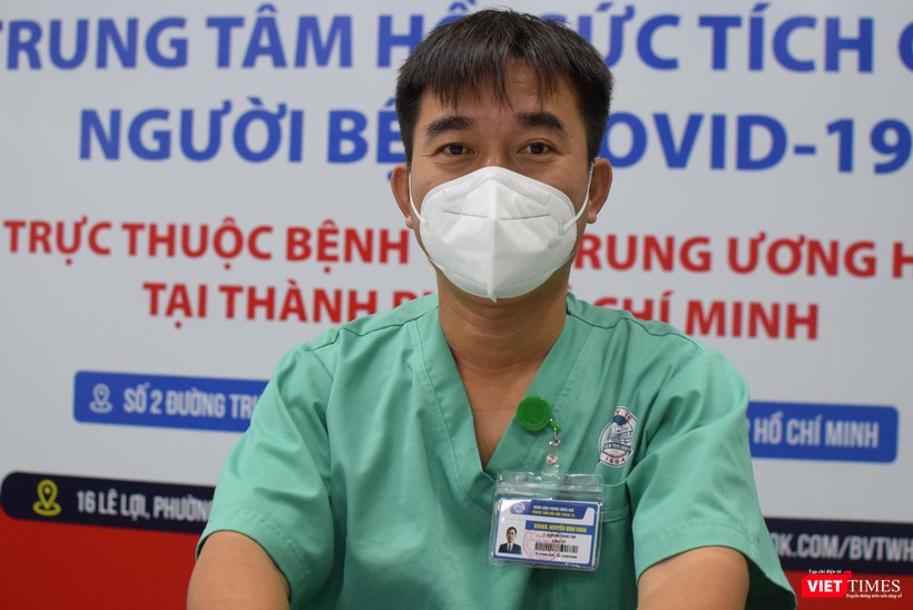 BS CKII Nguyễn Đình Khoa – Phó Giám đốc Trung tâm Hồi sức COVID-19 BV Trung ương Huế tại TP.HCM. Ảnh: Hoà Bình