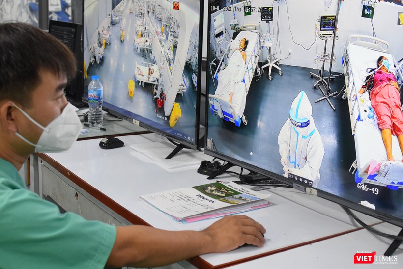 Bác sĩ Khoa theo dõi hệ thống camera trung tâm, giám sát toàn bộ hoạt động trong các phòng điều trị. Ảnh: Hoà Bình