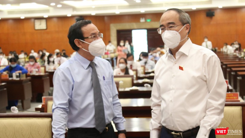 Tham dự kỳ họp có Ủy viên Bộ Chính trị, Bí thư Thành ủy Nguyễn Văn Nên, nguyên Ủy viên Bộ Chính trị, nguyên Bí thư Thành ủy, Đại biểu Quốc hội TP Nguyễn Thiện Nhân; Ủy viên Trung ương Đảng, Phó Bí thư Thường trực Thành ủy, Chủ tịch UBND TP.HCM Phan Văn Mãi...