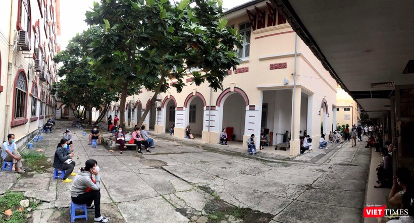 Giãn cách để phụ huynh chờ con tiêm ngừa COVID-19 tại một trường THPT. Ảnh: Hoà Bình Giãn cách để phụ huynh chờ con tiêm ngừa COVID-19 tại một trường THPT. Ảnh: Hoà Bình