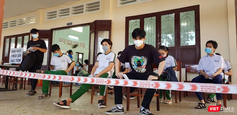 Học sinh từ 16-17 tuổi ở TP Thủ Đức đi tiêm ngừa COVID-19. Ảnh: Hoà Bình Học sinh từ 16-17 tuổi ở TP Thủ Đức đi tiêm ngừa COVID-19. Ảnh: Hoà Bình