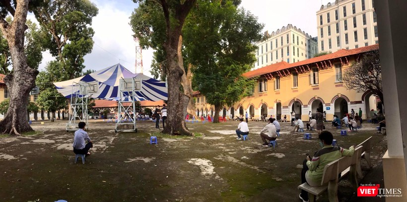 Phụ huynh được giãn cách và thực hiện 5K chờ con tiêm ngừa COVID-19 ở quận 3 Phụ huynh được giãn cách và thực hiện 5K chờ con tiêm ngừa COVID-19 ở quận 3