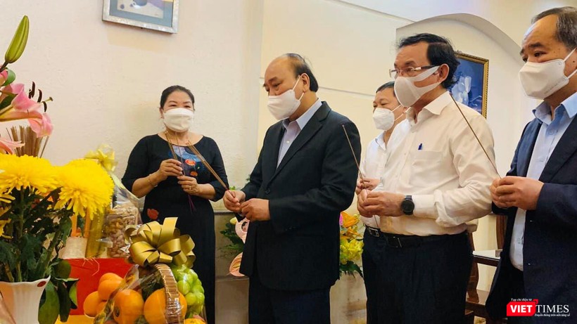 Chủ tịch nước cùng lãnh đạo TP.HCM thắp nhang tưởng nhớ người đã mất vì COVID-19. Chủ tịch nước bày tỏ chia buồn sâu sắc với cô Triệu Thị Huệ về nỗi đau mất người thân.