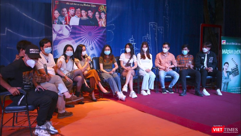 Một buổi giao lưu của nghệ sĩ, diễn viên với khán giả sau vở diễn tại sân khấu 5B Võ Văn Tần