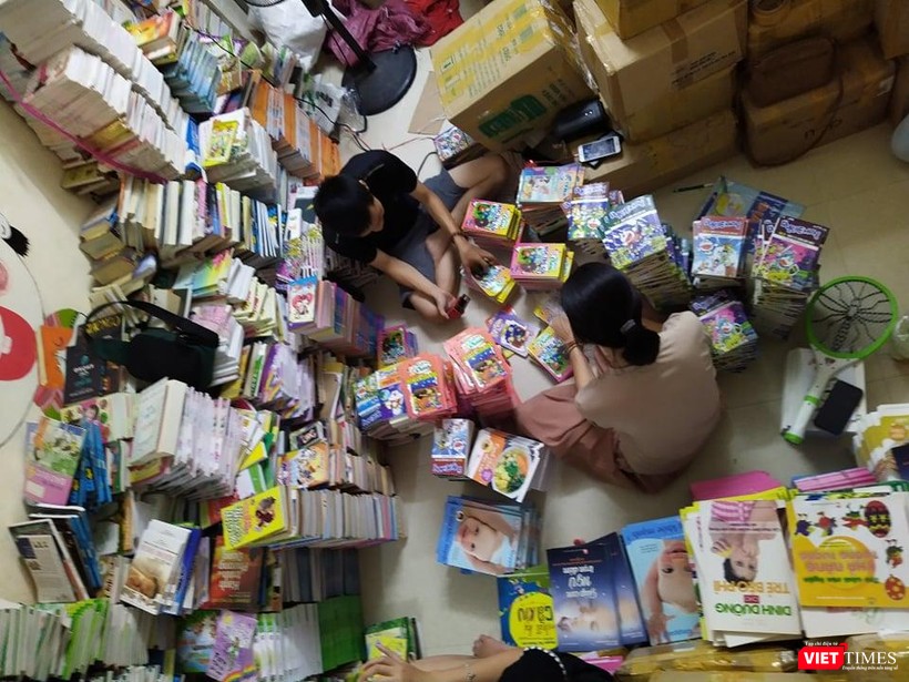 Phân loại, đóng gói sách trước khi chuyển đi