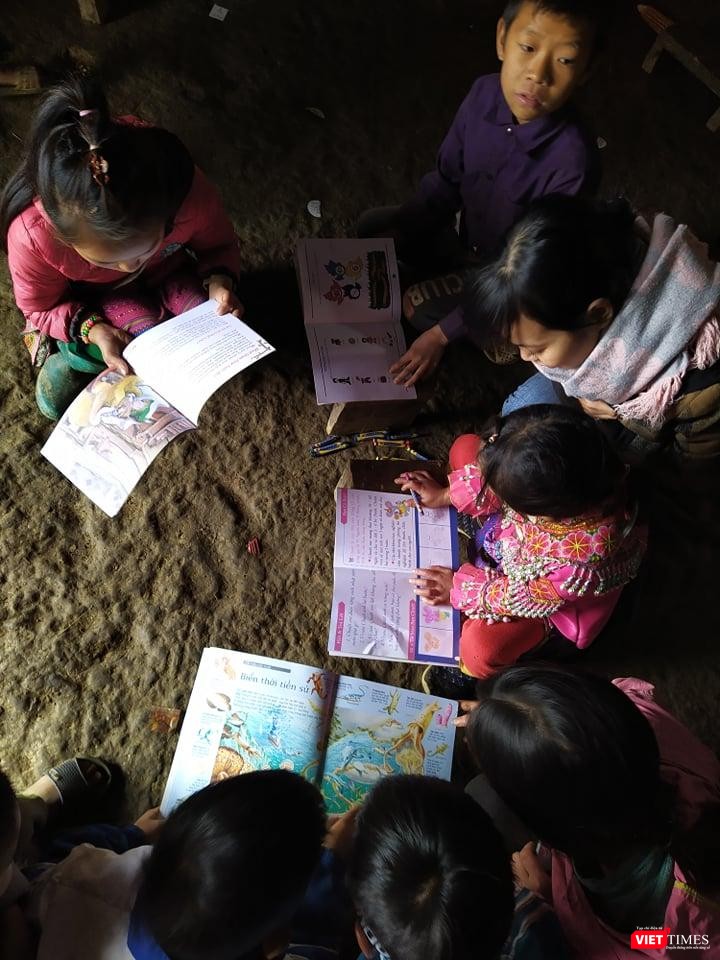 Các bé nghèo vùng cao đón nhận những cuốn sách được chuyển tặng