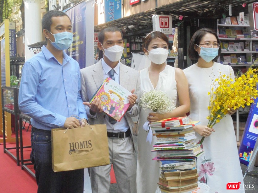 Rất nhiều độc giả mang sách tới tặng quà cưới cho đôi bạn trẻ. Ảnh: Hoà Bình