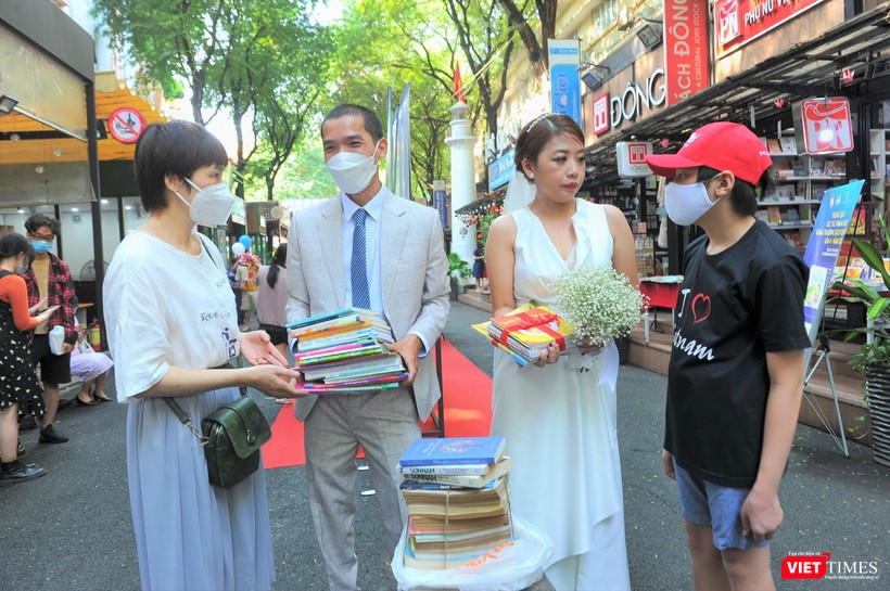 Tặng quà cưới cho cô dâu Nguyễn Thị Tuyết Mai và chú rể Nguyễn Tú Anh bằng sách quyên cho các bé nghèo vùng xa. Ảnh: Nguyễn Á