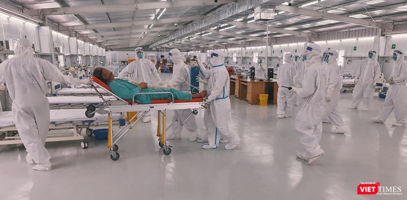 Chăm sóc bệnh nhân COVID-19 tại Trung tâm Hồi sức COVID-19