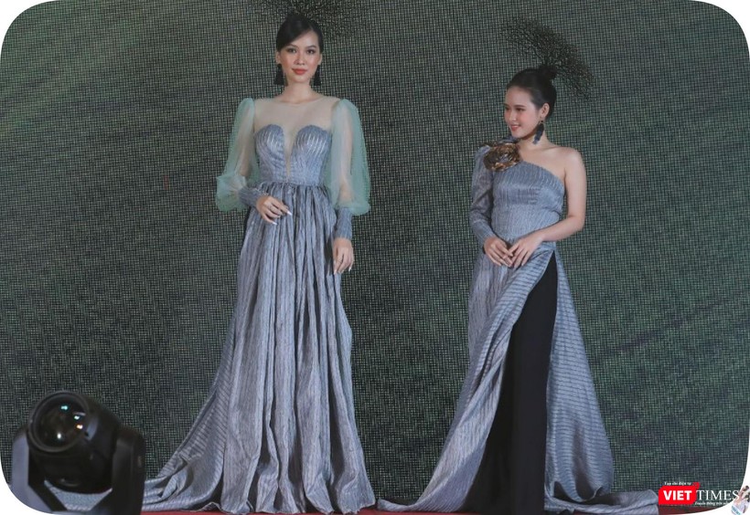 Với các chất liệu từ thiên nhiên, BST mang thông điệp và ý nghĩa nhân văn Với các chất liệu từ thiên nhiên, BST mang thông điệp và ý nghĩa nhân văn