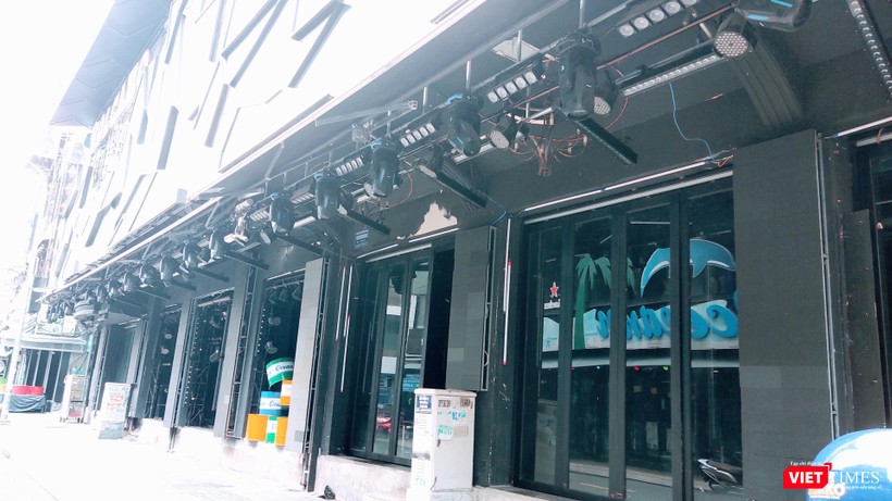 Phố đi bộ Bùi Viện nhà hàng vẫn đang đóng cửa. Ảnh: Hoà Bình