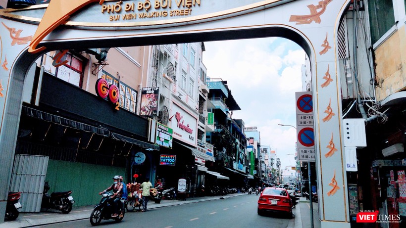 Những cảnh cửa đóng im lìm sau đại dịch trên rất nhiều con phố. Ảnh: Hoà Bình