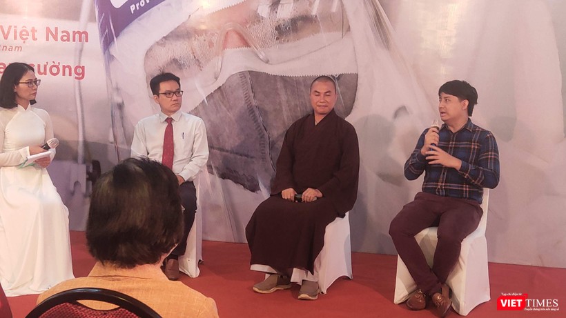 PGS.TS. BS. Lê Minh Khôi – Phó Giám đốc Trung tâm Hồi sức COVID-19 Bệnh viện Đại học Y Dược TP.HCM, sư thầy đại diện bếp ăn Tường Nguyên (huyện Nhà Bè) mỗi ngày nấu hàng ngàn phần ăn ủng hộ bệnh viện dã chiến, khu cách ly; CEO Hoàng Tuấn Anh – ông chủ ATM Gạo. Mỗi nhân vật đều là những câu chuyện xúc động - Ảnh: Hoà Bình PGS.TS. BS. Lê Minh Khôi – Phó Giám đốc Trung tâm Hồi sức COVID-19 Bệnh viện Đại học Y Dược TP.HCM, sư thầy đại diện bếp ăn Tường Nguyên (huyện Nhà Bè) mỗi ngày nấu hàng ngàn phần ăn ủng hộ bệnh viện dã chiến, khu cách ly; CEO Hoàng Tuấn Anh – ông chủ ATM Gạo. Mỗi nhân vật đều là những câu chuyện xúc động - Ảnh: Hoà Bình