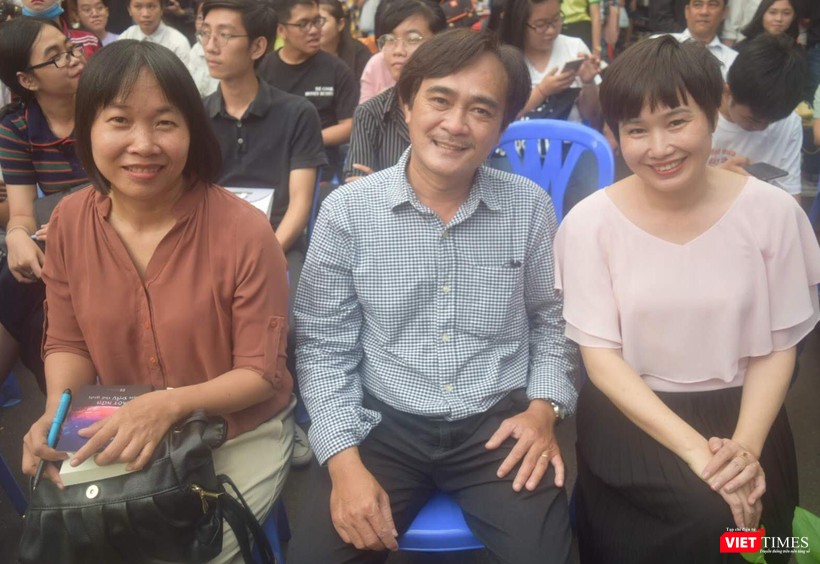 Nguyễn Ngọc Tư và nhà văn - nhà thơ Phan Hoàng trong một lần giao lưu với độc giả trên Đường sách TP.HCM Nguyễn Ngọc Tư và nhà văn - nhà thơ Phan Hoàng trong một lần giao lưu với độc giả trên Đường sách TP.HCM