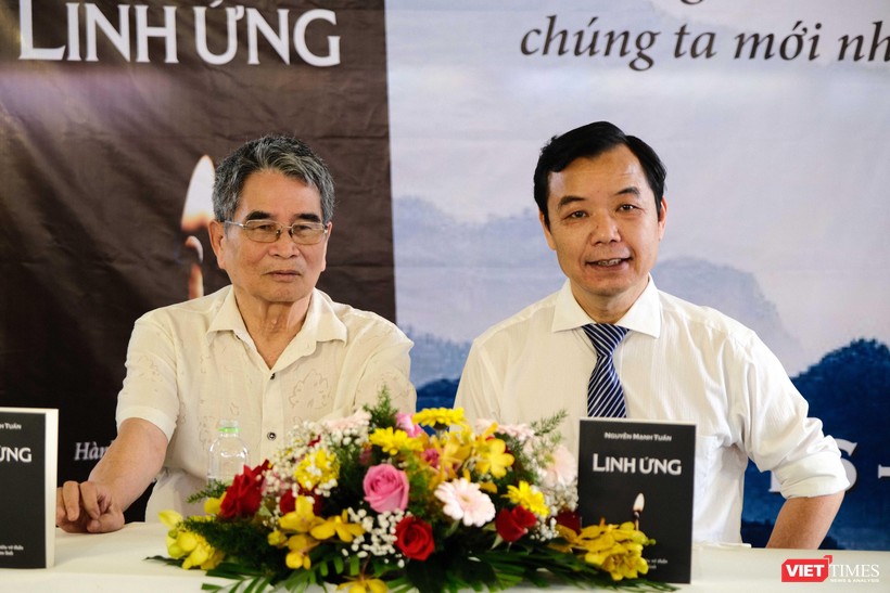 Nhà văn Nguyễn Mạnh Tuấn và ông Nguyễn Văn Phước - Giám đốc Công ty Văn hoá Sáng tạo First News Trí Việt