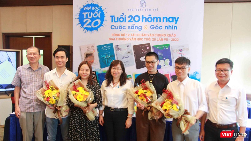 Bà Phan Thị Thu Hà (đứng giữa) - Chủ tịch Hội đồng Thành viên, Giám đốc NXB Trẻ tặng hoa cho một số tác giả có mặt tại buổi công bố các tác phẩm vào chung khảo Bà Phan Thị Thu Hà (đứng giữa) - Chủ tịch Hội đồng Thành viên, Giám đốc NXB Trẻ tặng hoa cho một số tác giả có mặt tại buổi công bố các tác phẩm vào chung khảo