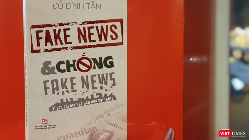 Bìa cuốn sách “Fake news và chống Fake news” của tác giả - nhà báo Đỗ Đình Tấn Bìa cuốn sách “Fake news và chống Fake news” của tác giả - nhà báo Đỗ Đình Tấn