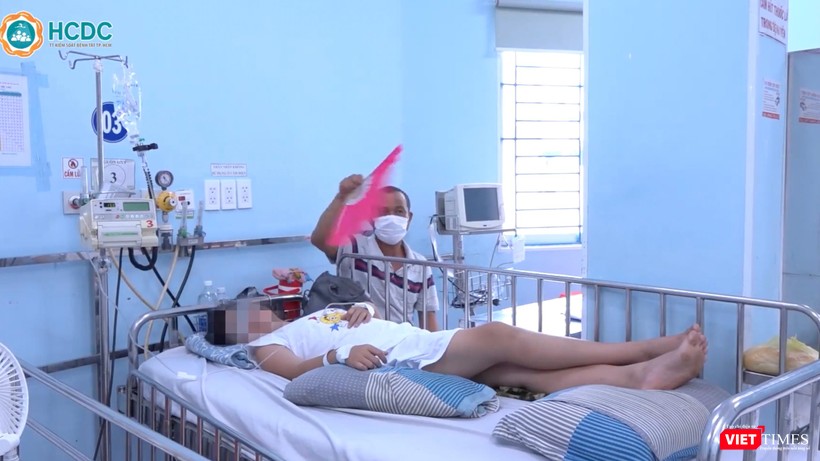 Bệnh nhân sốt xuất huyết cần được theo dõi chặt chẽ và nhập viện kịp thời. Ảnh: HCDC