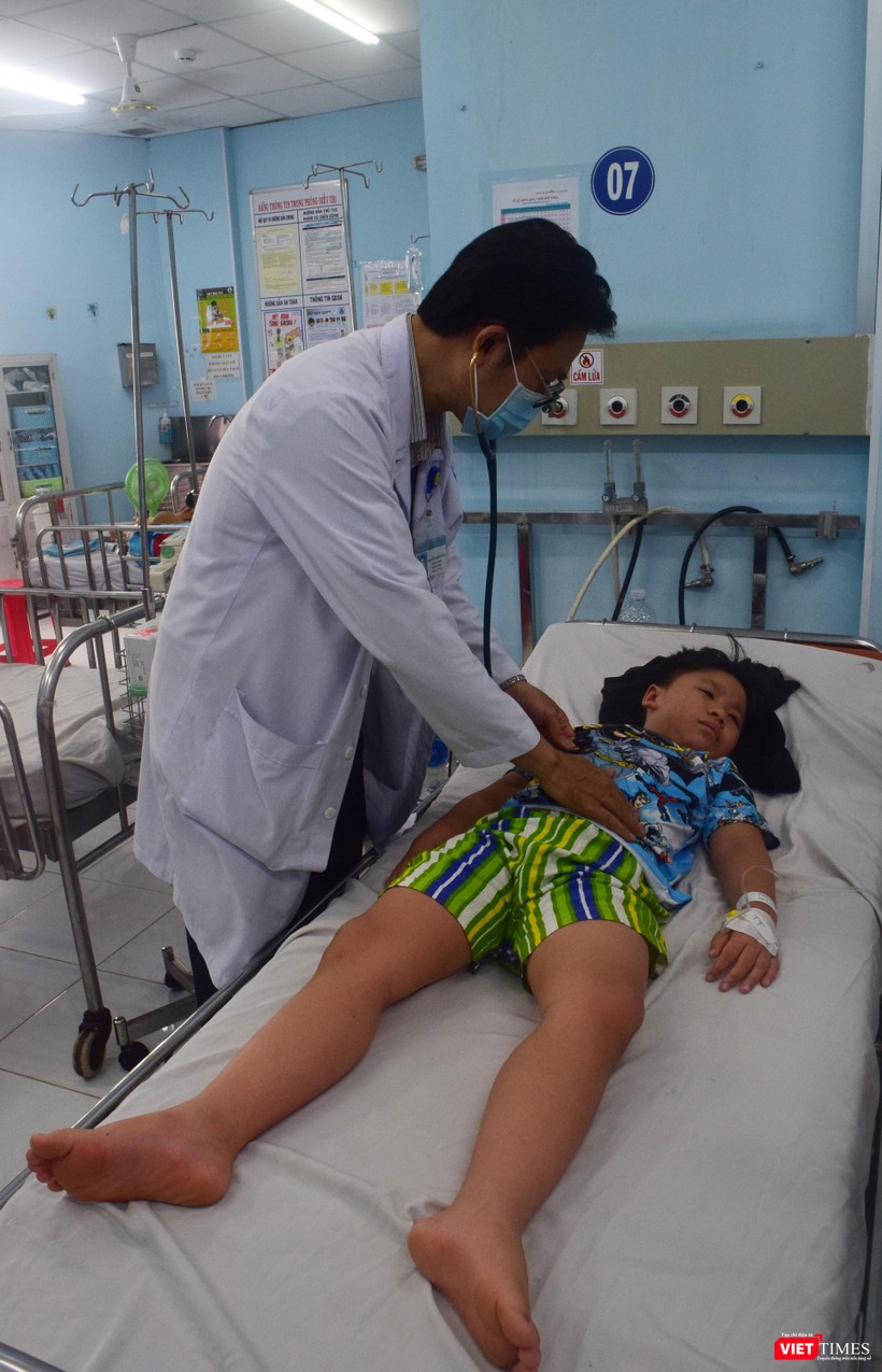 Gia đình bệnh nhi này cho biết trong nhà có 2 con thì cả 2 bé cùng mắc sốt xuất huyết và phải nhập viện vào hai bệnh viện khác nhau, ba mẹ phải chia nhau nghỉ làm để chăm nuôi hai con Gia đình bệnh nhi này cho biết trong nhà có 2 con thì cả 2 bé cùng mắc sốt xuất huyết và phải nhập viện vào hai bệnh viện khác nhau, ba mẹ phải chia nhau nghỉ làm để chăm nuôi hai con