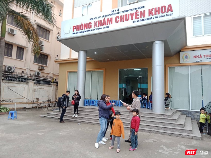 Phụ huynh đưa trẻ đi khám tại Viện Sốt rét - Ký sinh trùng - Côn trùng Trung ương 